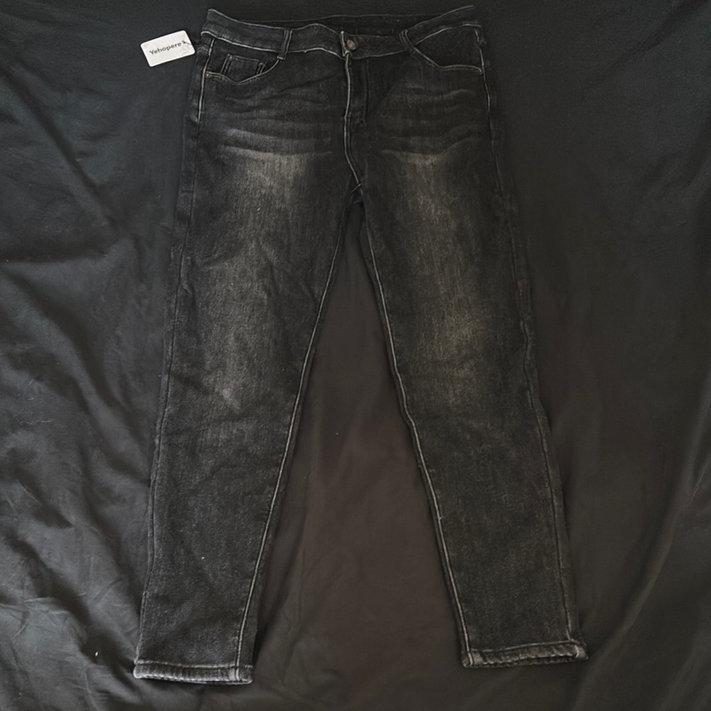 Black Skinny Jeans with Stretch and Tapered Leg